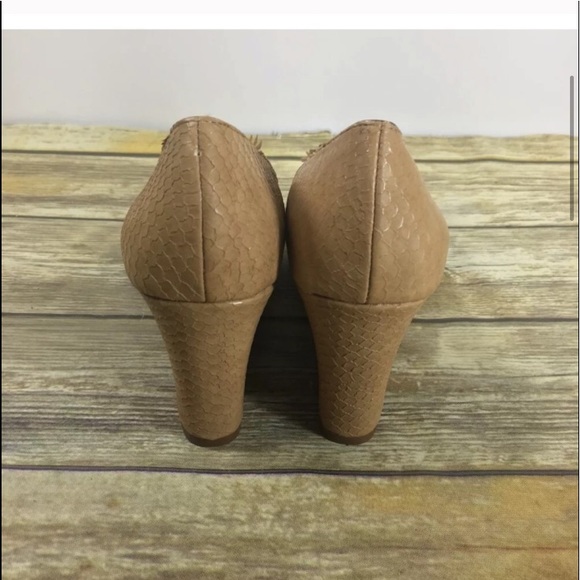 Lindsay Phillips wedge with peep toe. - Picture 4 of 5